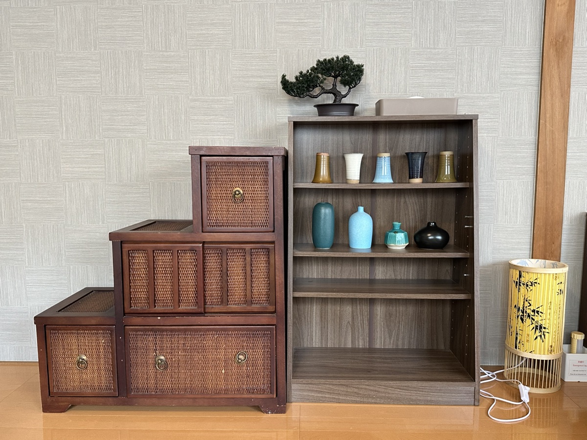 Rikyu (302): step chest and a shelf of pottery
