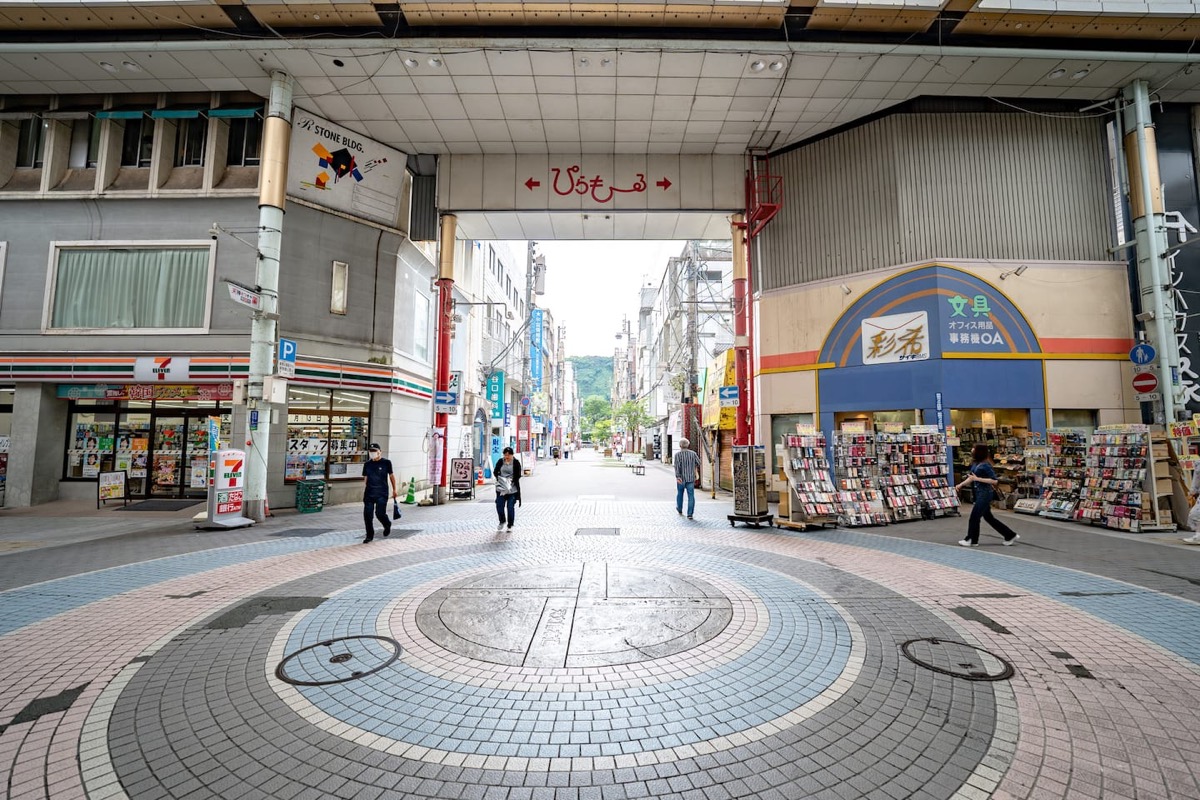 昼のアーケード商店街