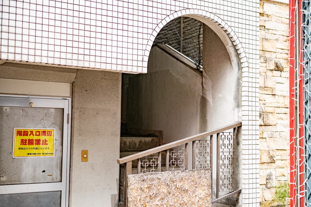 建物の入口。アーチの階段を上がる