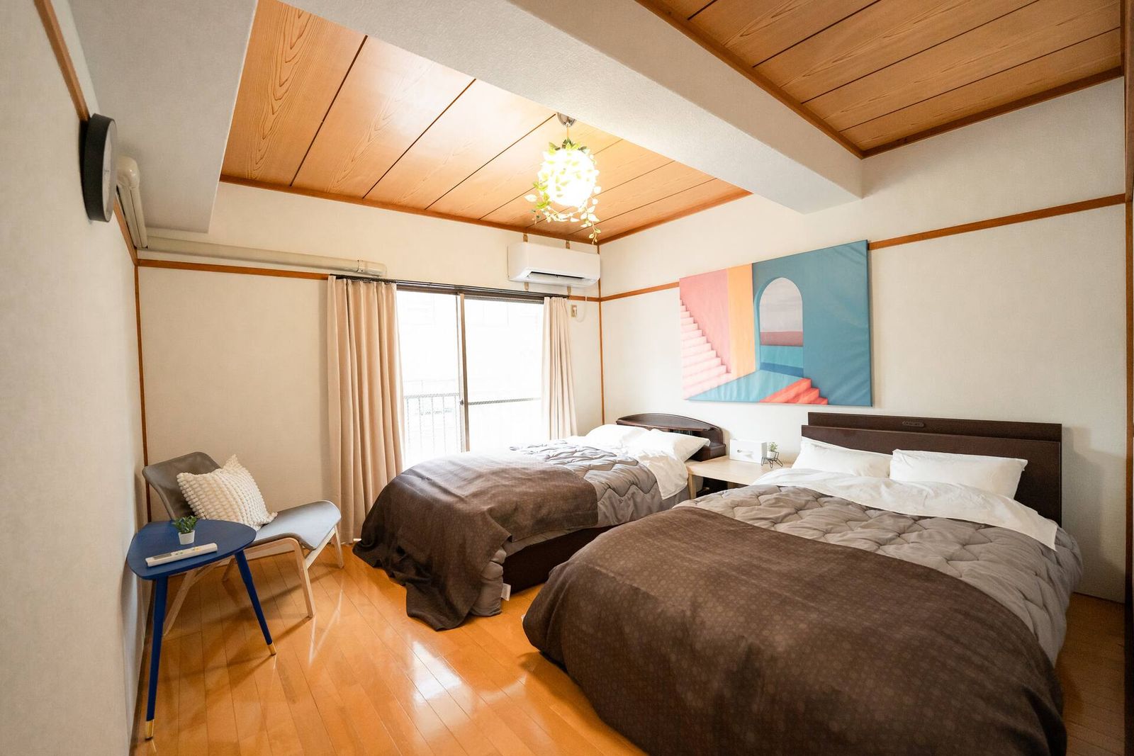START UP (301): bedroom with two beds, the staircase painting and a wooden ceiling