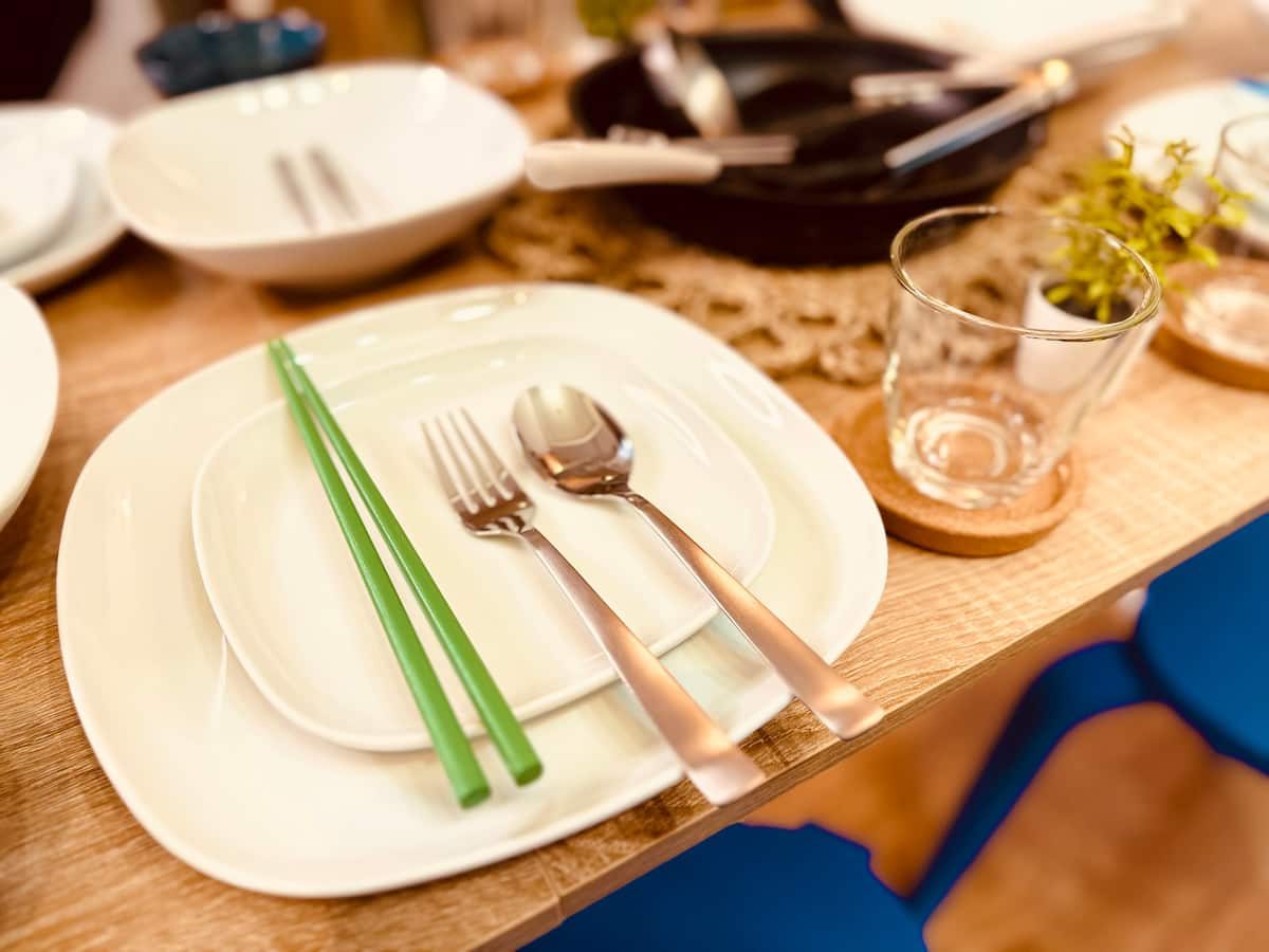 ダイニングテーブルに並べた食器とカトラリー
