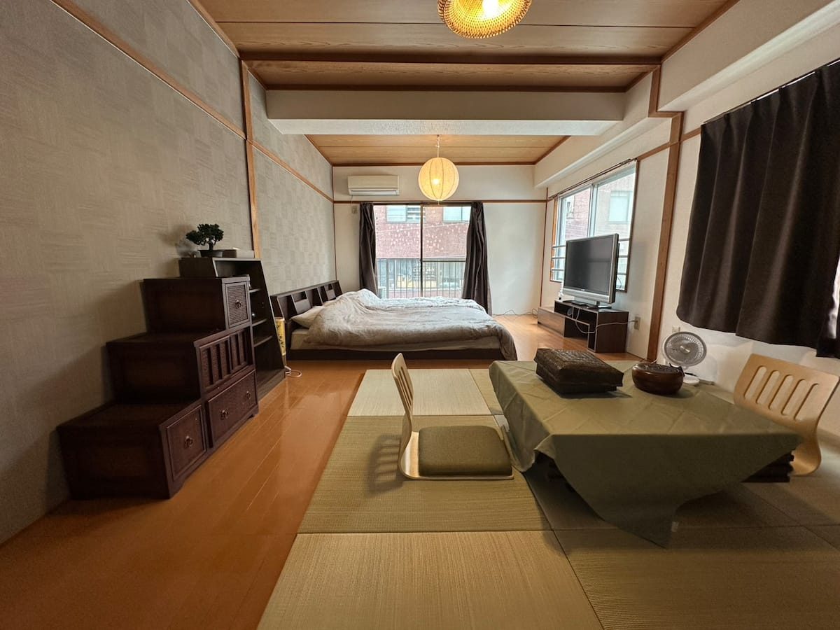 302 利休の和室。畳の座卓と階段箪笥、提灯の照明