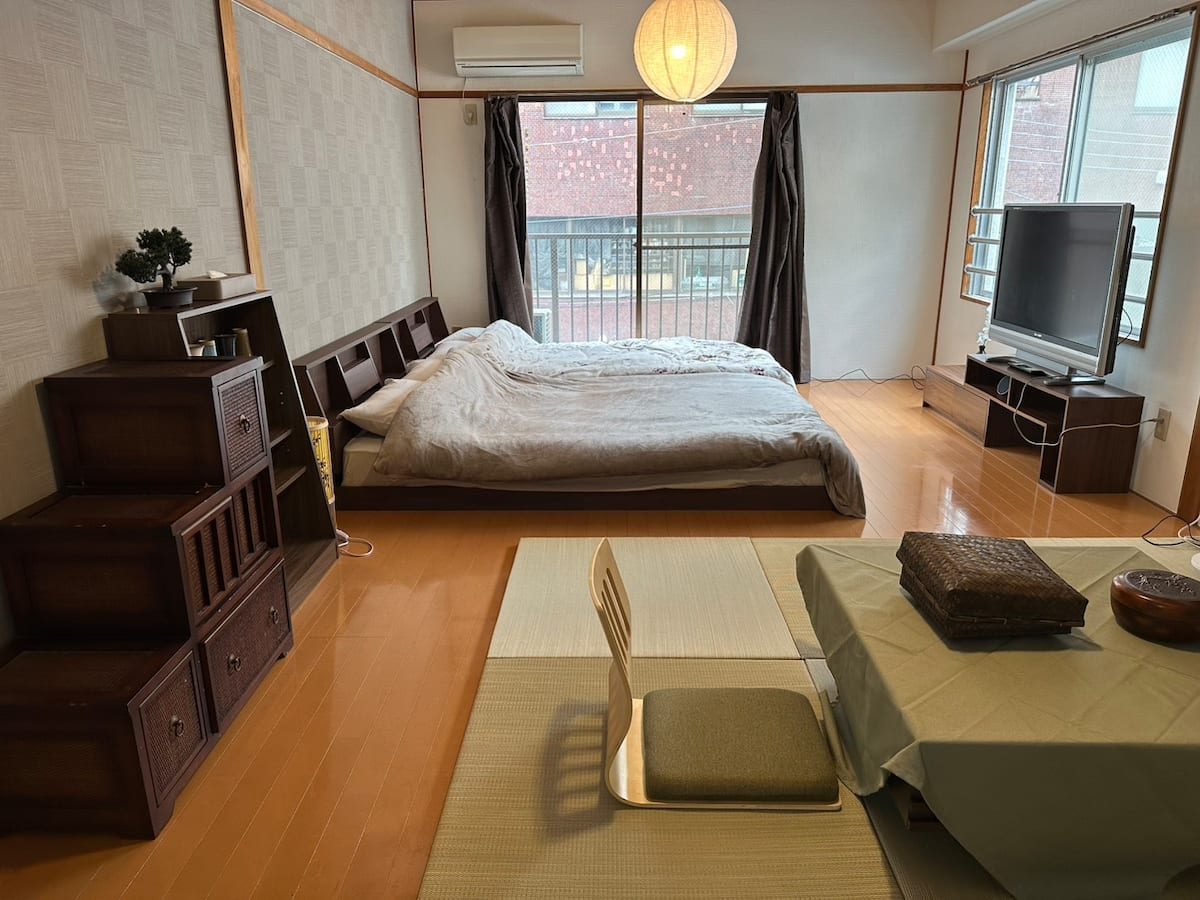 302 を別の角度から。奥にベッドとテレビ