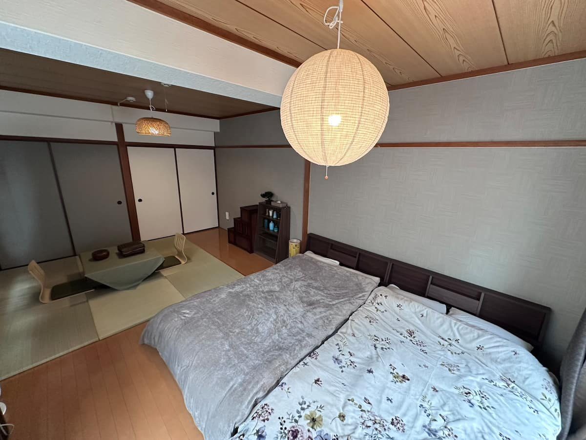 302 のベッドと、提灯の照明