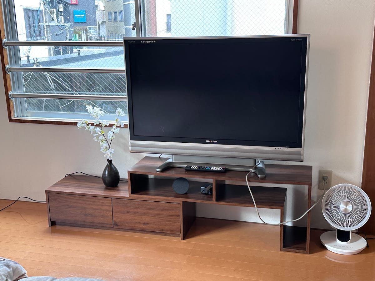 302 のテレビ台と扇風機