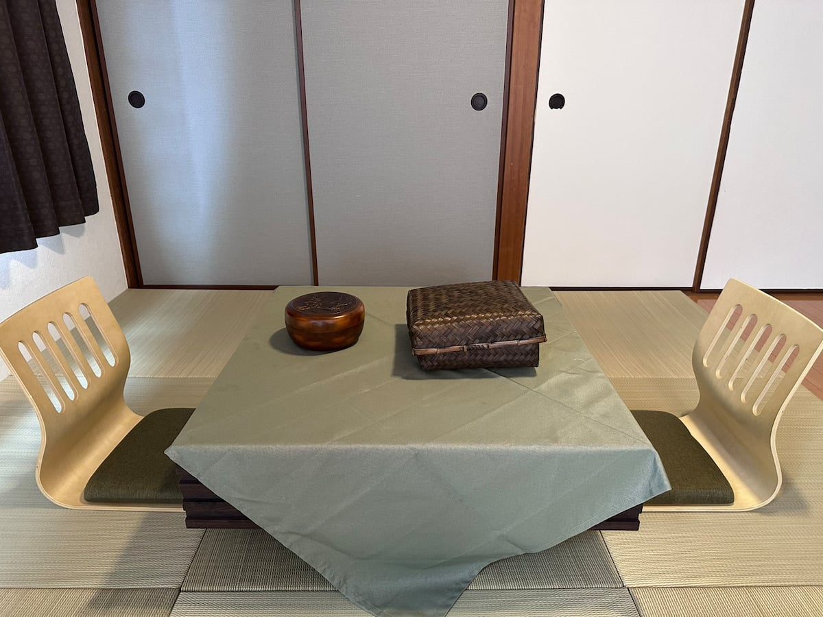 畳に置いた座卓と座椅子